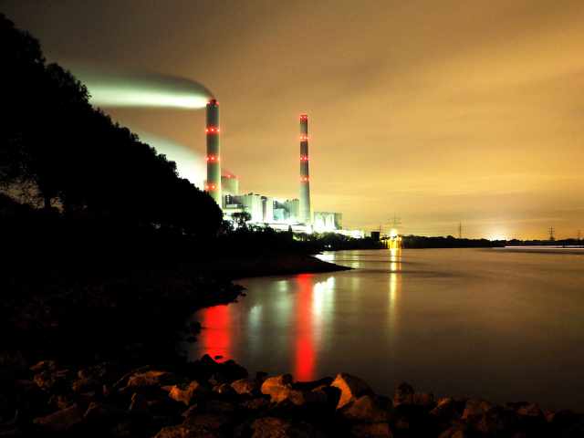 Kraftwerk Voerde am Rhein bei Nacht